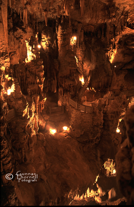 Kalkstensgrotta i Grottes des Demoiselles i södra Frankrike. 